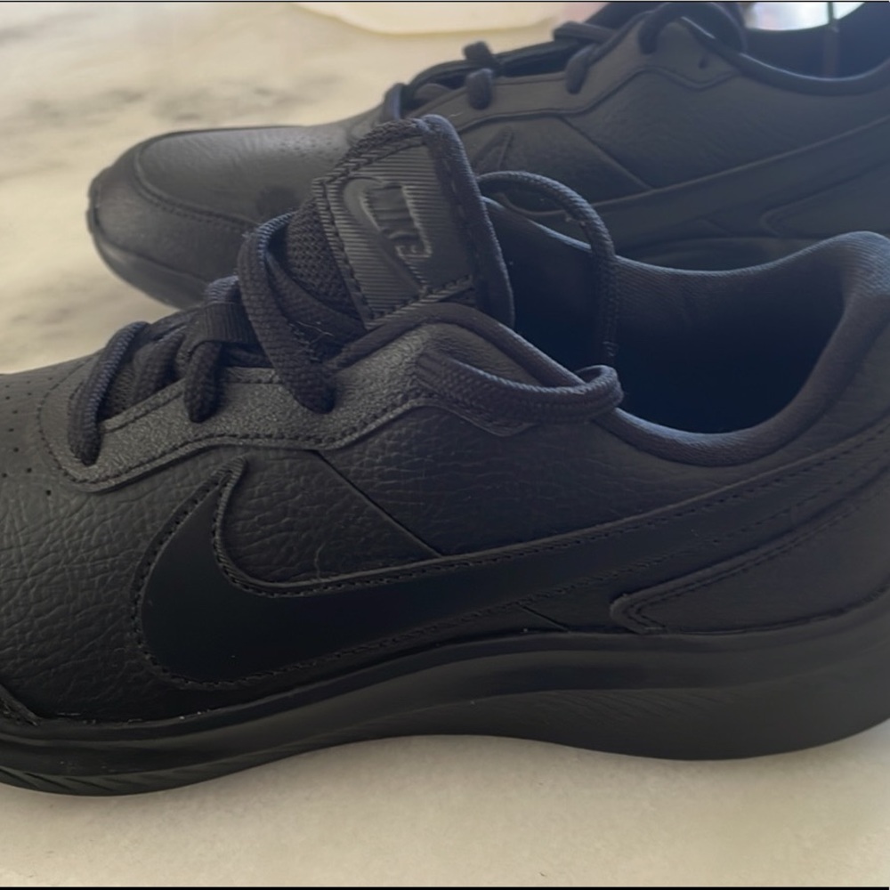 New never worn Nike sneakers size 6 youth new